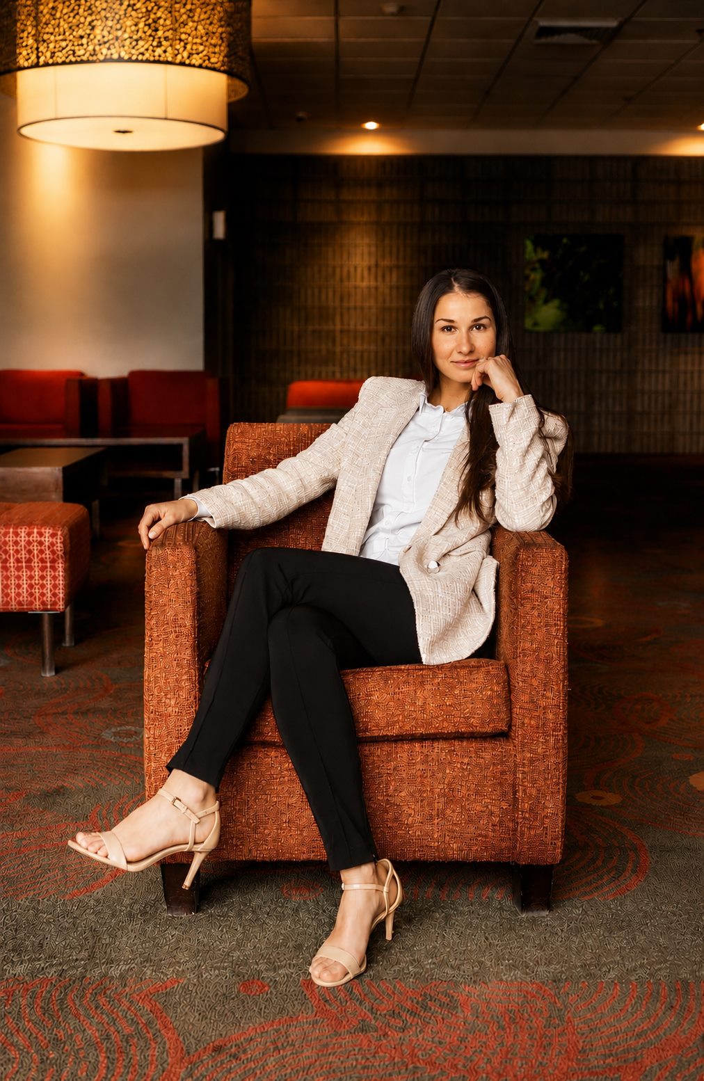 Sarah Drolet, CPA auditrice, fondatrice de Drolet CPA, assise dans un fauteuil